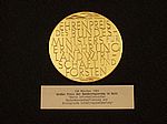 Bild 02 Ehrenpreis des Bundesministers für Ernährung, Landwirtschaft und Forsten, IGA 1983 München, für die beste Informationsschau Balkonkastenbepflanzung und Biologische Schädlingsbekämpfung