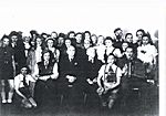 Abb 26 . Mitte: Dr. Dittrich und Frau Rohrbach, ganz rechts mit Ziehharmonika, Fritz Unbehauen, der Förster mit der schweren Seitenwagenmaschine (Schulbild 1948, Bild Pfarramt Langenburg)